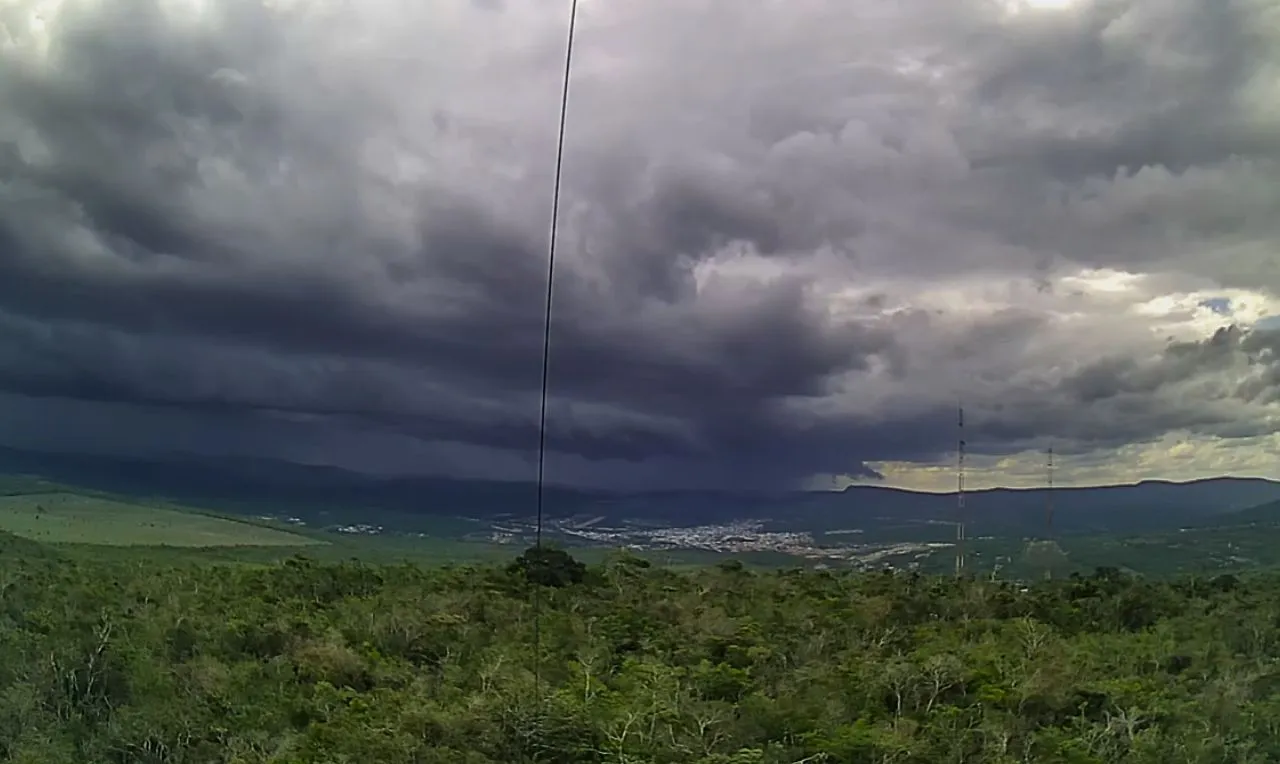 A imagem mostra o avanço de chuva em um cidade da Bahia 
